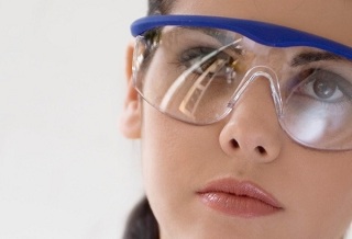 Cần đeo kính khi đi ra ngoài